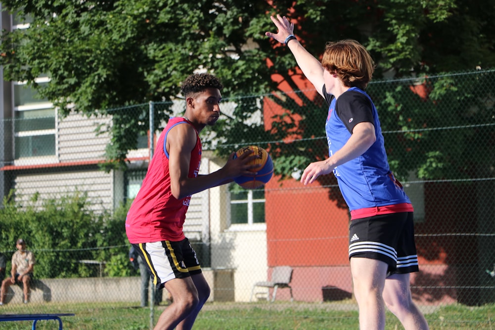 Un par de hombres jugando al rugby