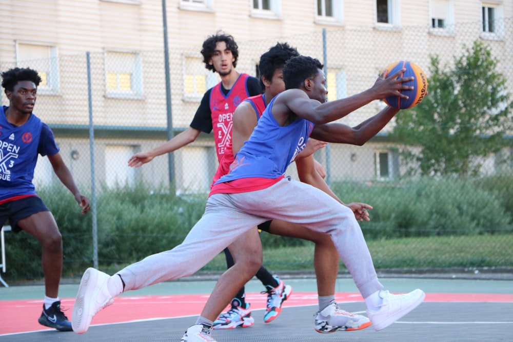 Un grupo de hombres jugando al baloncesto