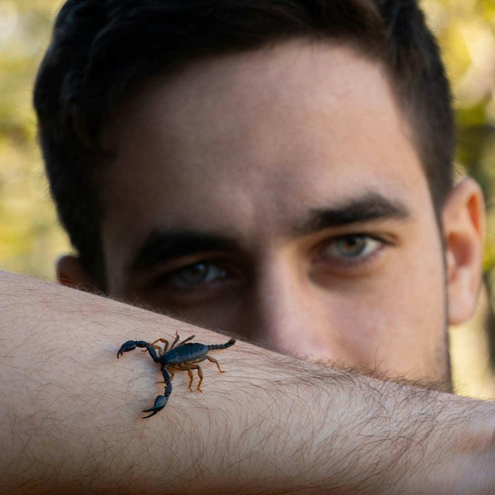 uma pessoa com um pequeno inseto na testa