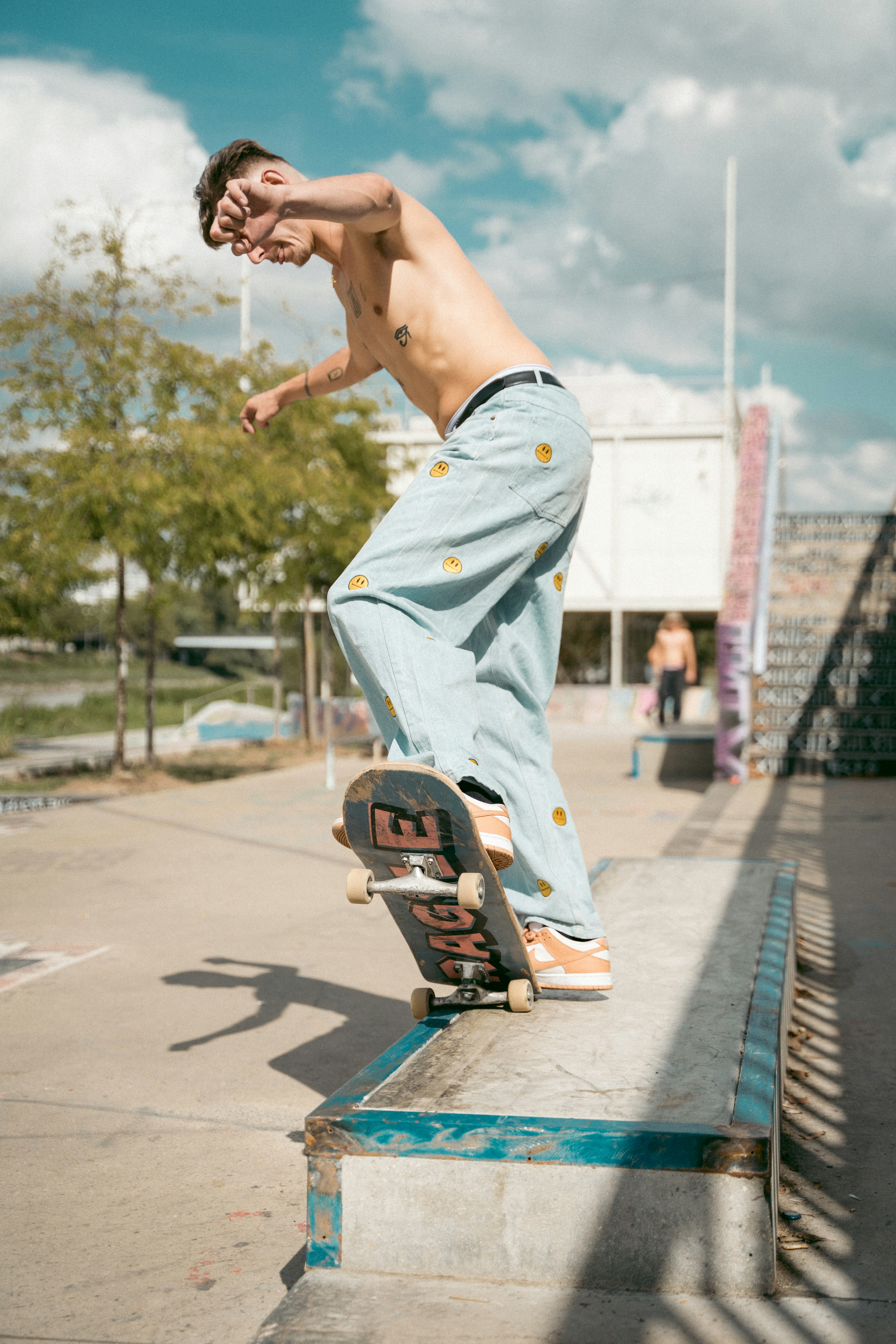 Un homme faisant un tour sur une planche à roulettes