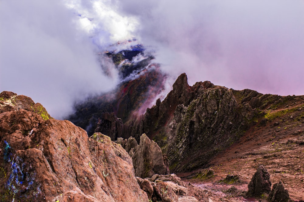 Una montagna rocciosa con un arcobaleno