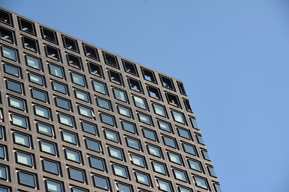 um edifício alto com muitas janelas