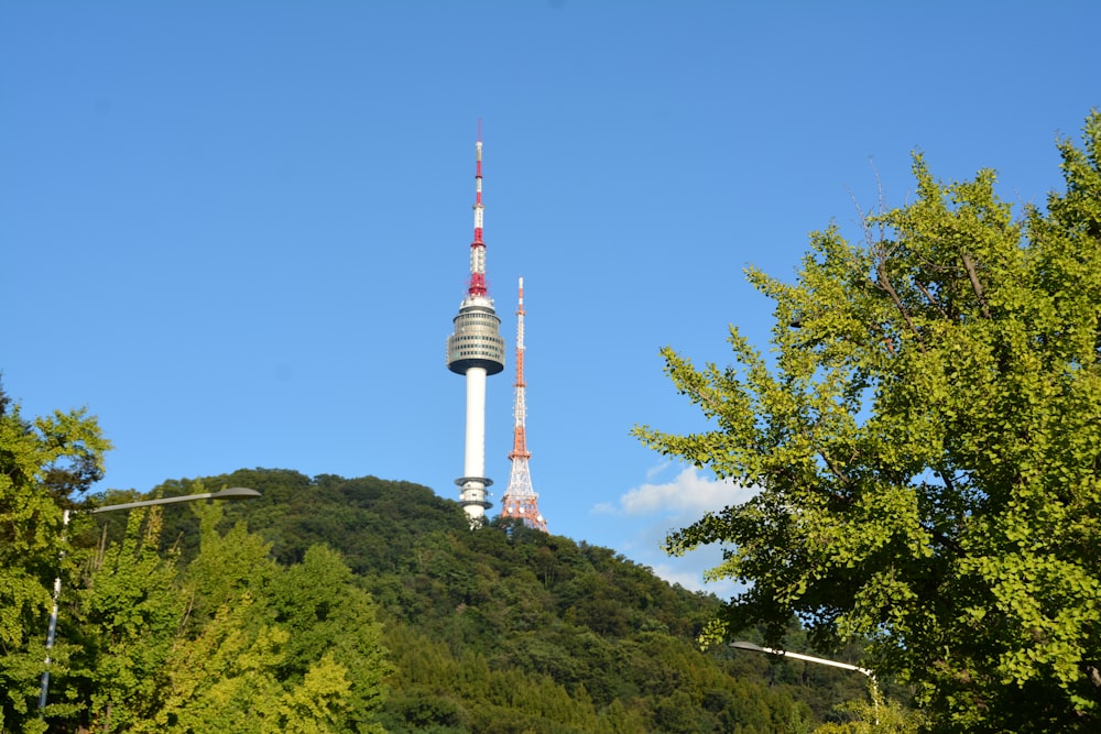 uma torre alta em uma colina