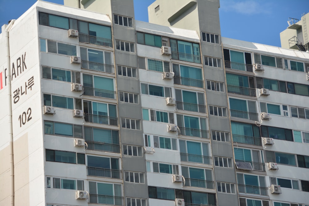 Un edificio con molte finestre