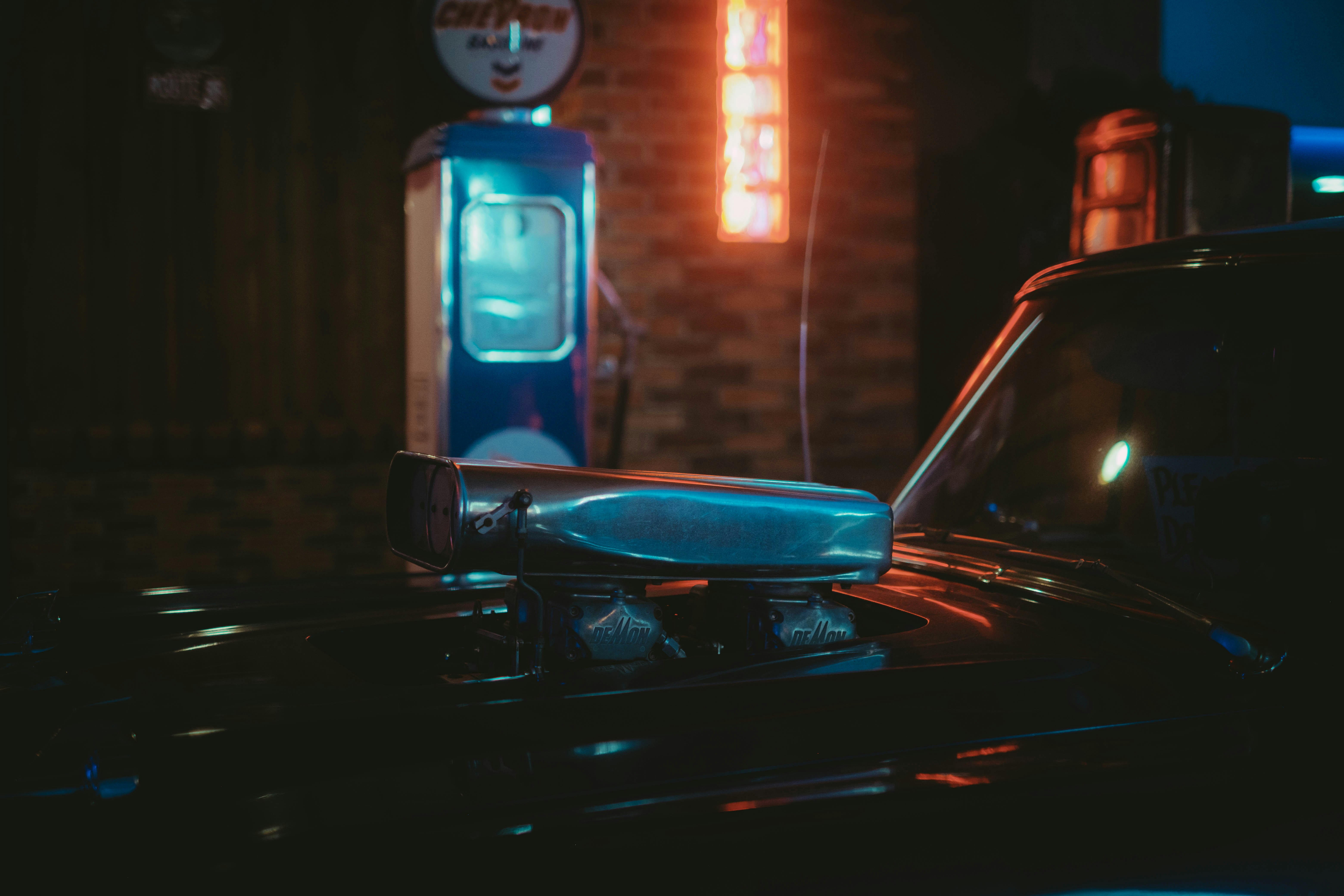 um carro de polícia com um policial em cima dele