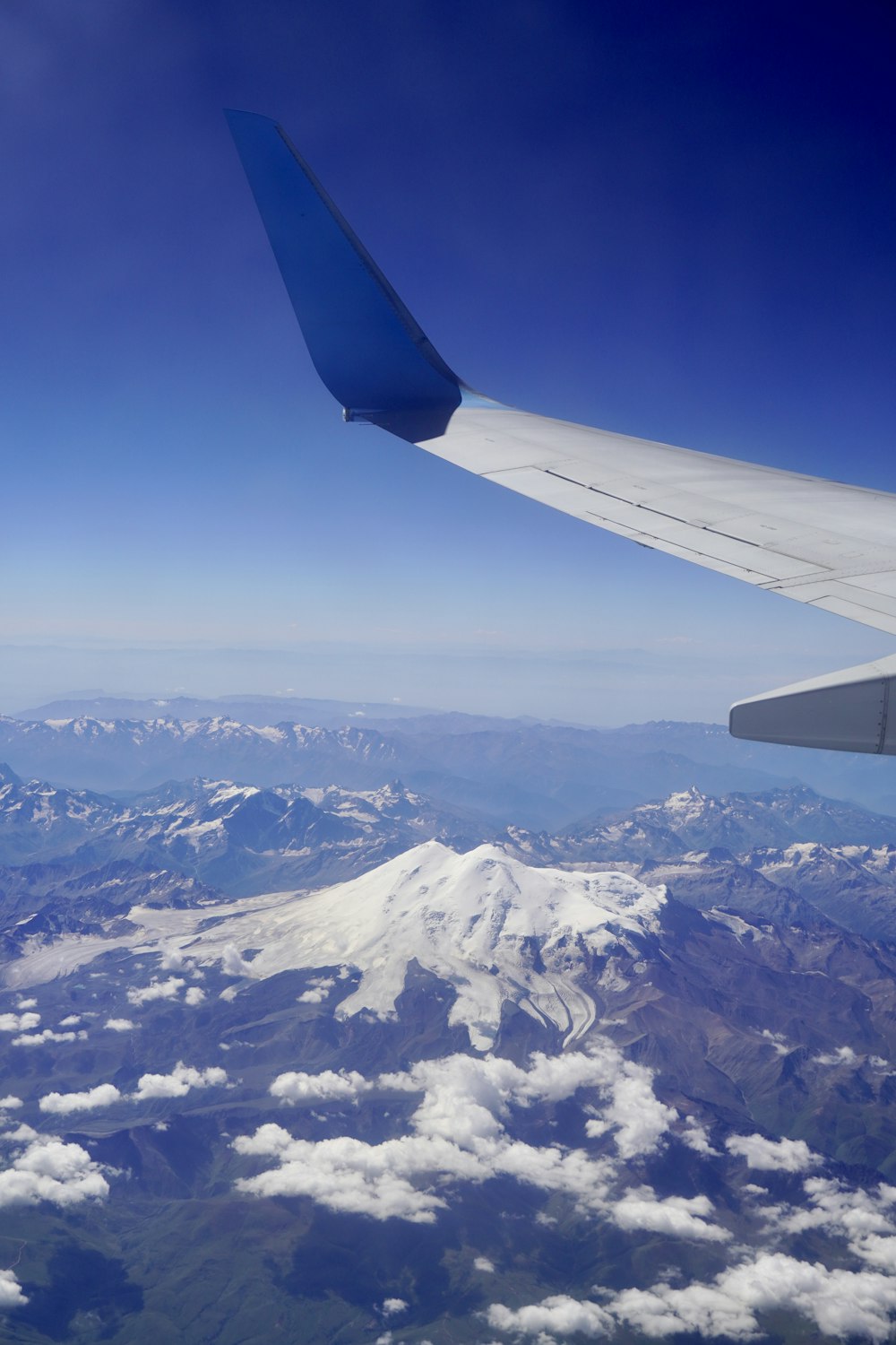 Un'ala di aeroplano nel cielo