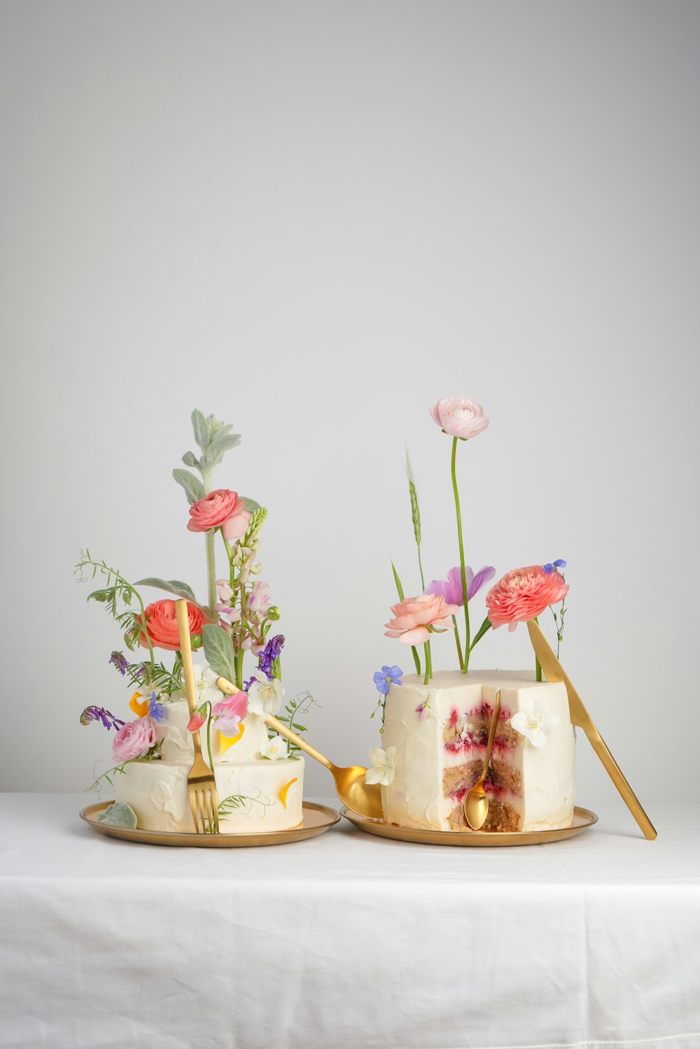 Un par de pasteles con flores en una mesa