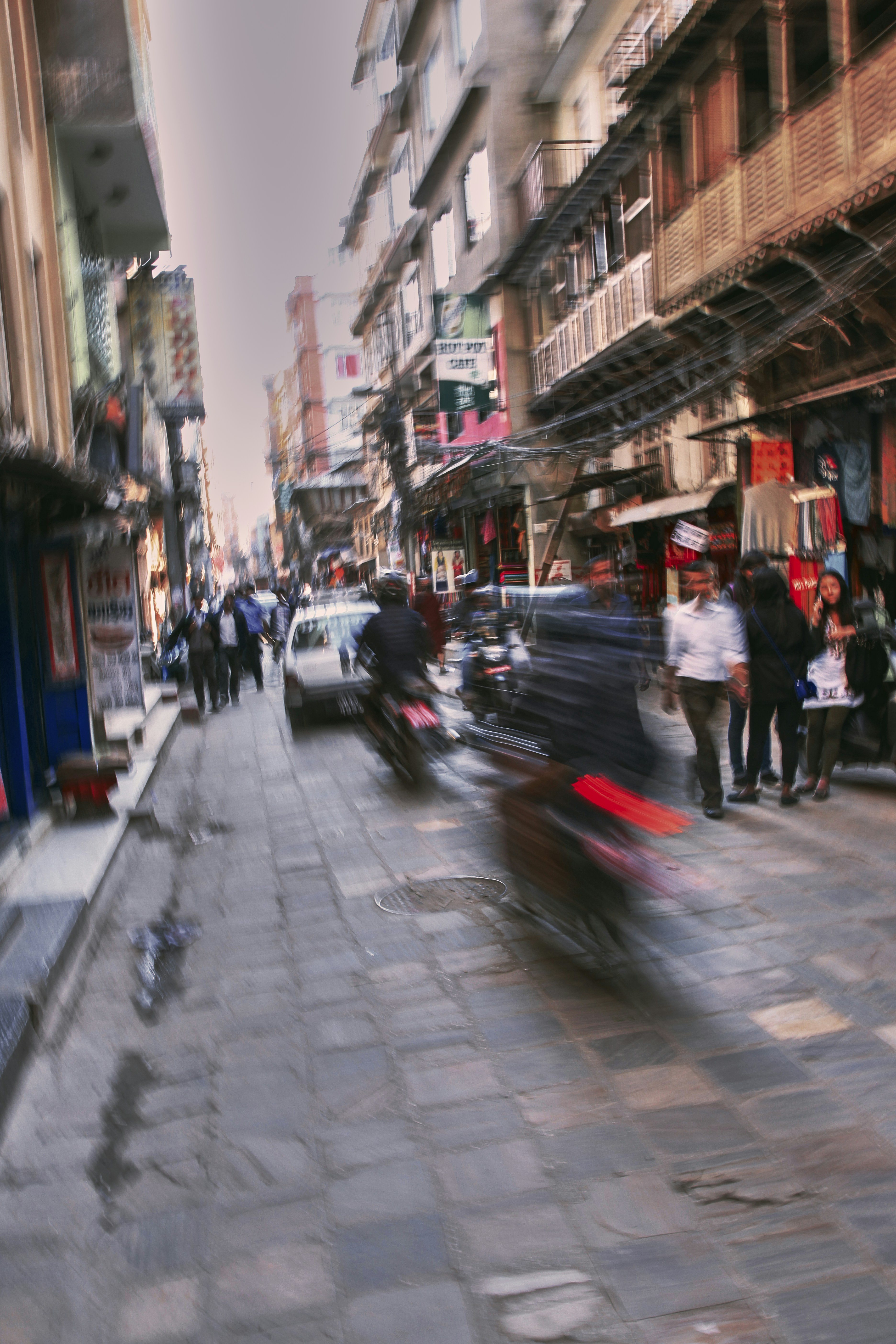 Una calle concurrida con gente y coches