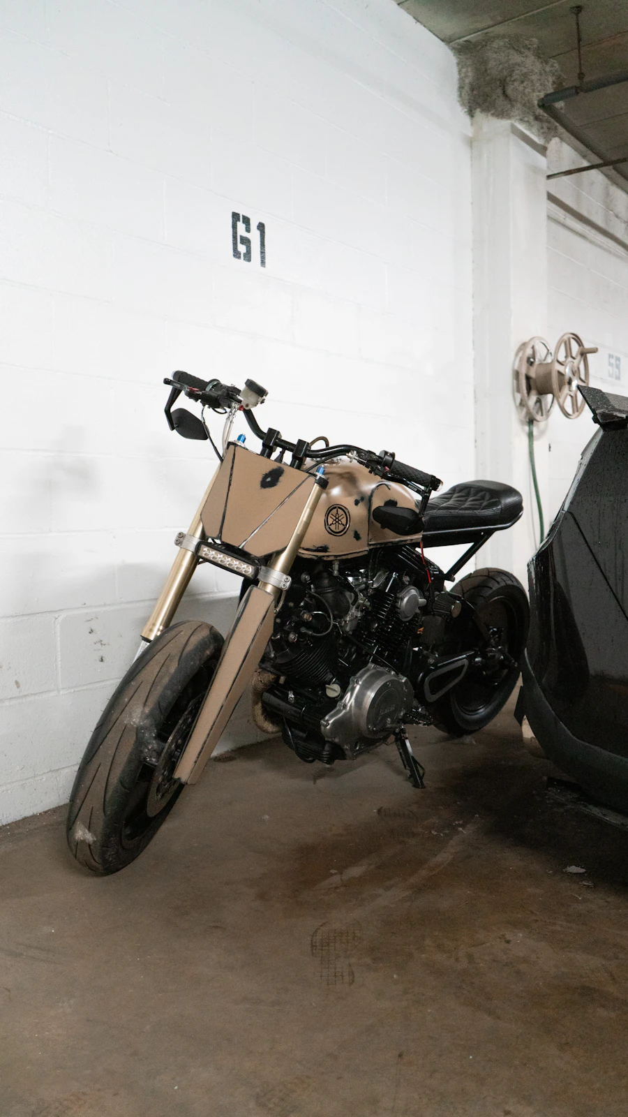 Motor kustom di dalam garasi