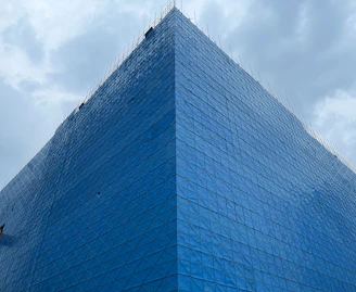 Timelapse-style image showing the installation process of a protective safety net.