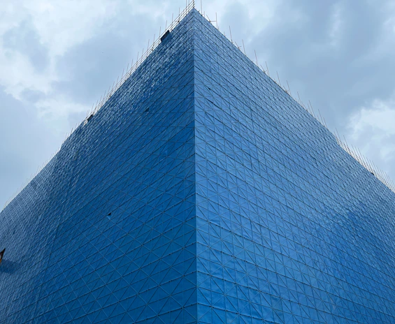 Timelapse-style image showing the installation process of a protective safety net.