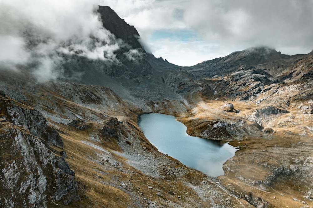 Un lago in una zona rocciosa