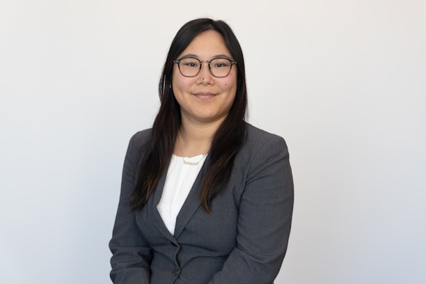 Clienta satisfecha con el despacho de abogados que da un gran servicio a un buen costo