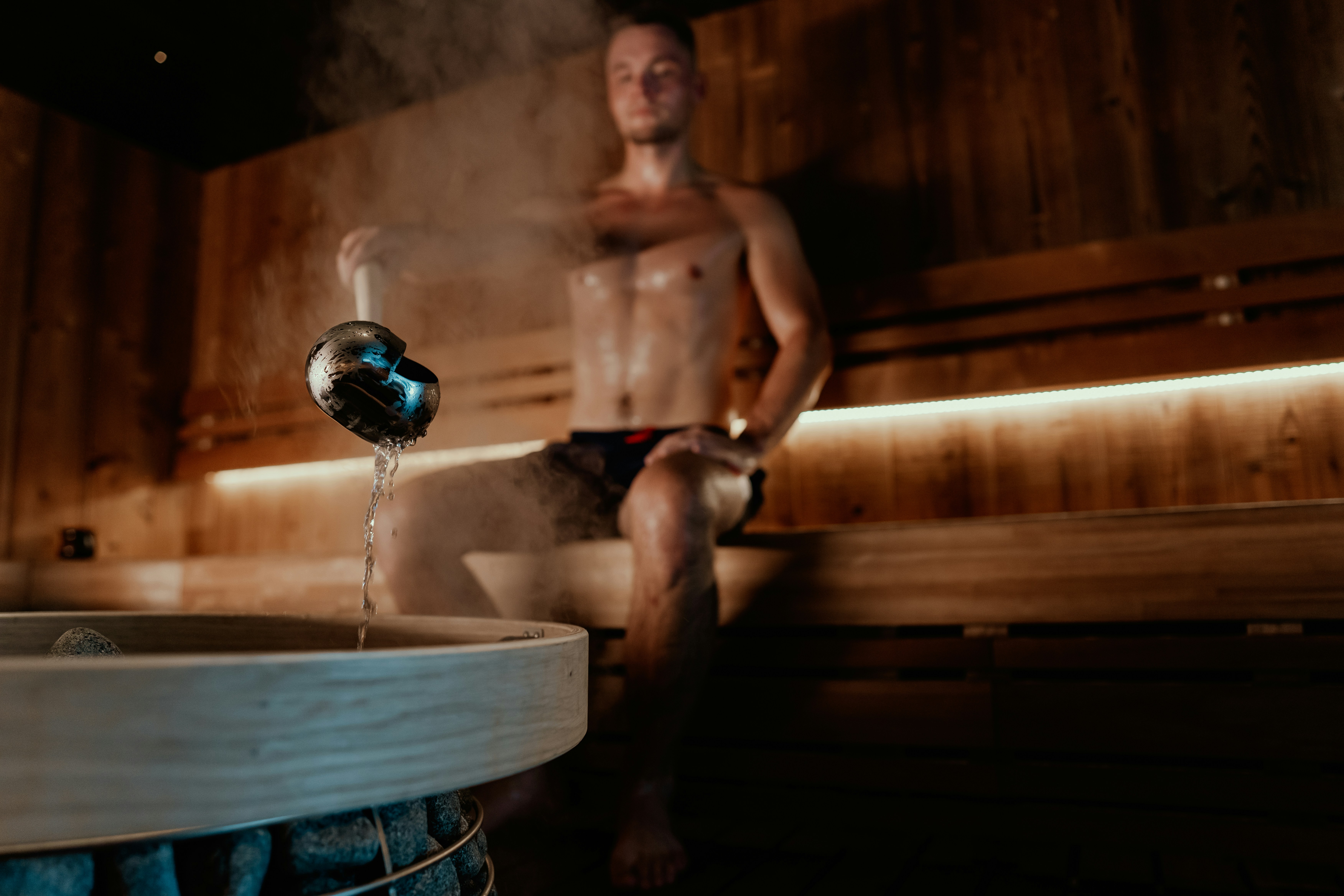 Plongeon Froid vs Sauna Chaud : Lequel Accélère le Plus la Récupération Musculaire ?
