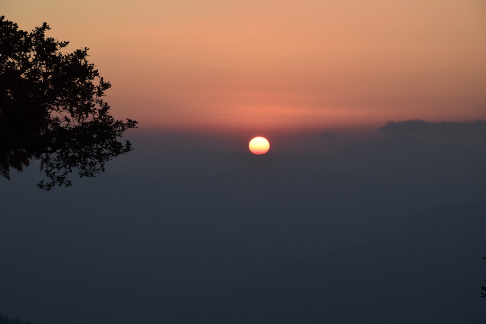 Una puesta de sol sobre una montaña