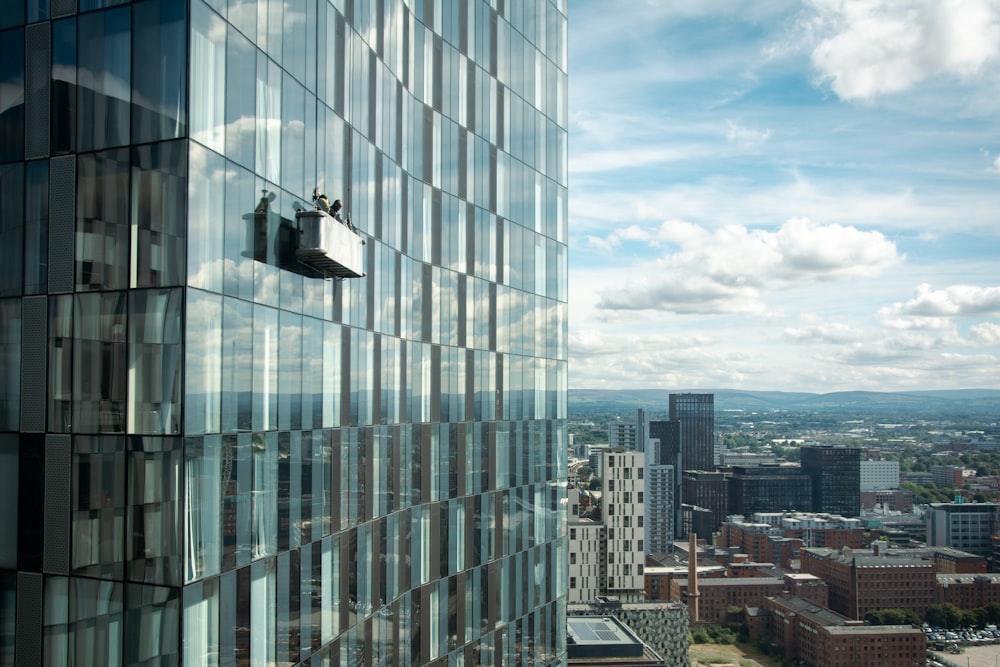 Blick auf eine Stadt von einem Hochhaus aus