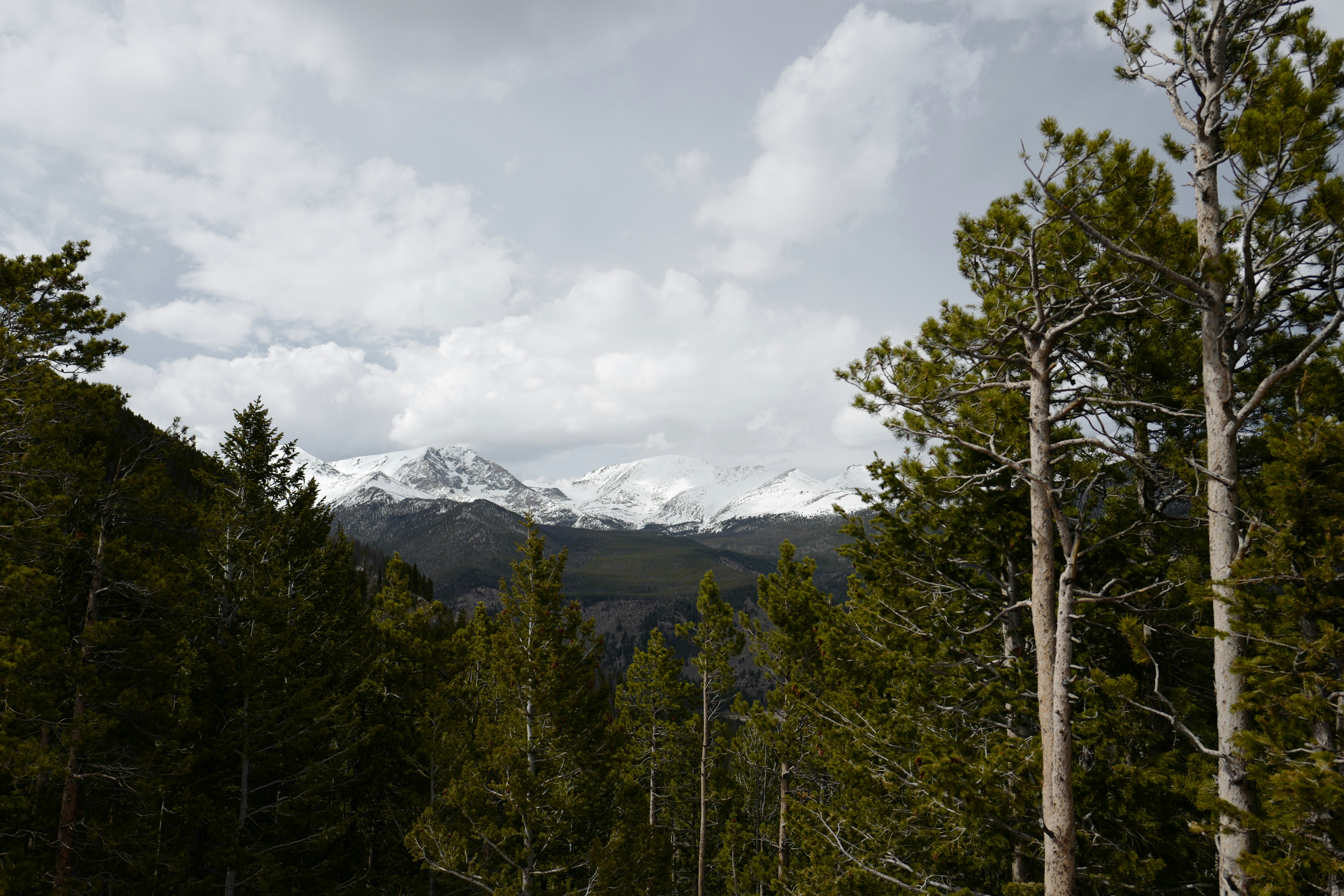 a snowy mountain range