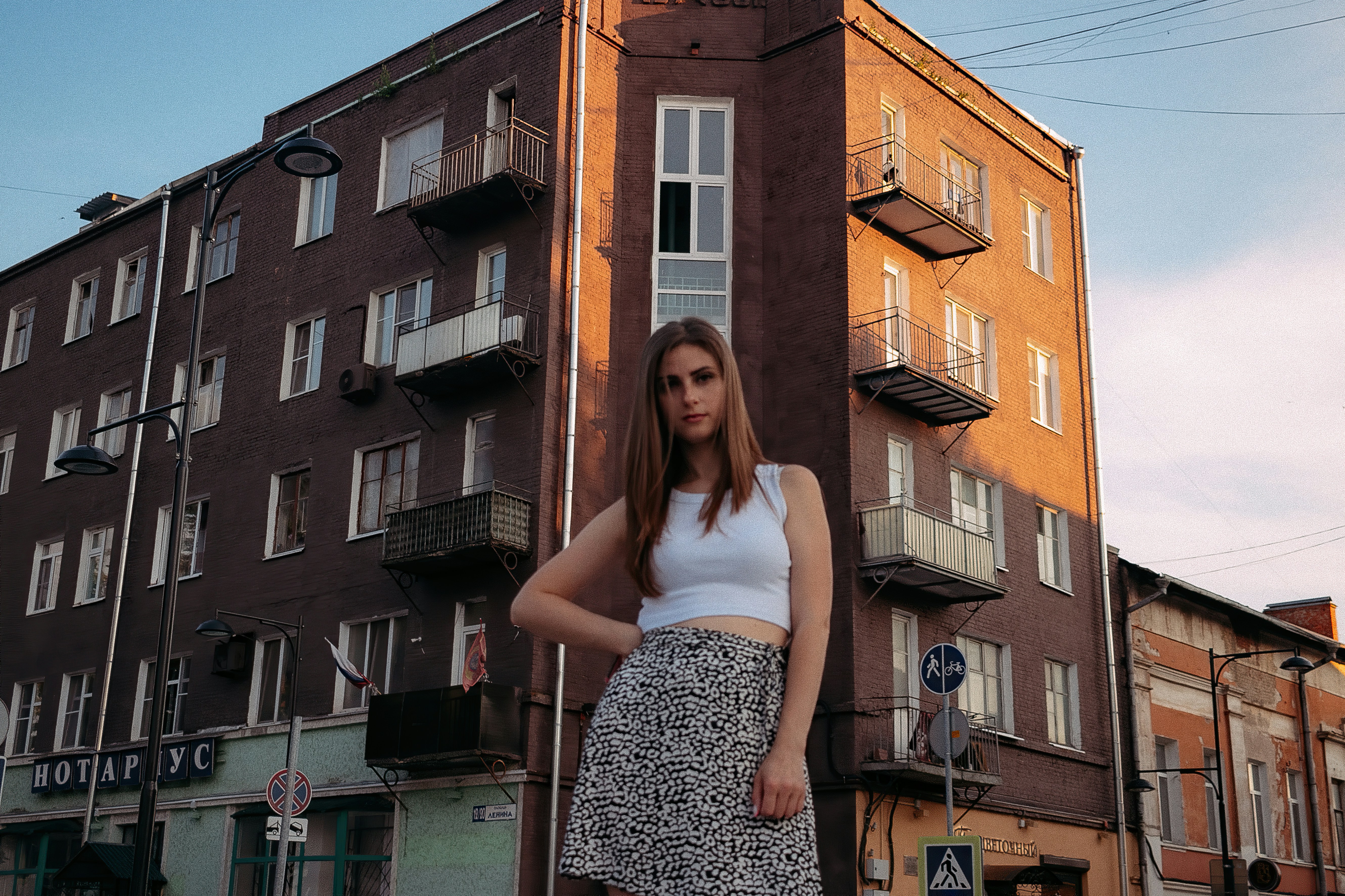 eine Person, die vor einem Gebäude steht