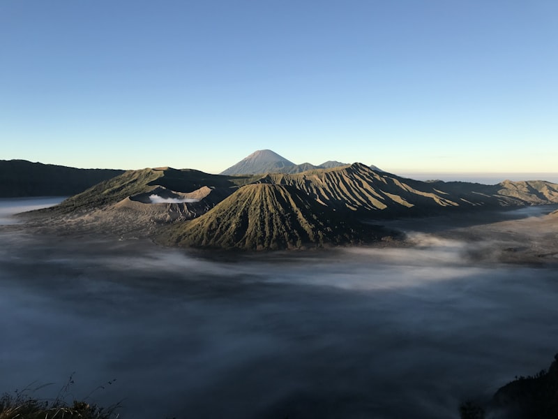 Pemandangan Gunung Bromo dengan refleksi air, ikon wisata Jawa Timur