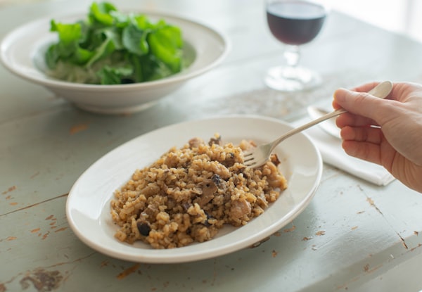 Vegan paddenstoelenrisotto met edelgist — receptfoto