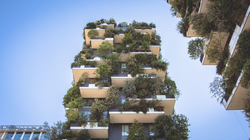 Bosco Verticale mit Bäumen vorne