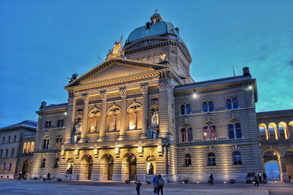 ein großes Gebäude mit Kuppel und Säulen