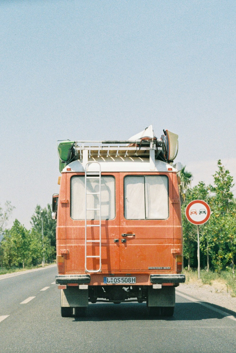 ein LKW mit einer Leiter auf der Rückseite