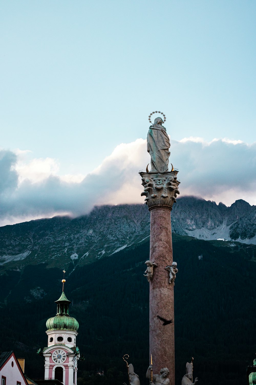 Une statue sur un poteau