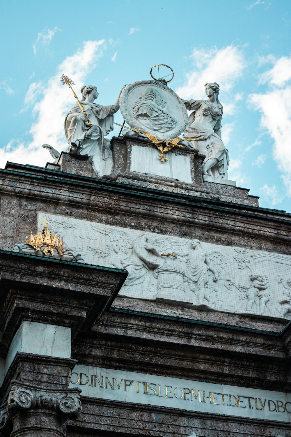 une statue au sommet d’un bâtiment