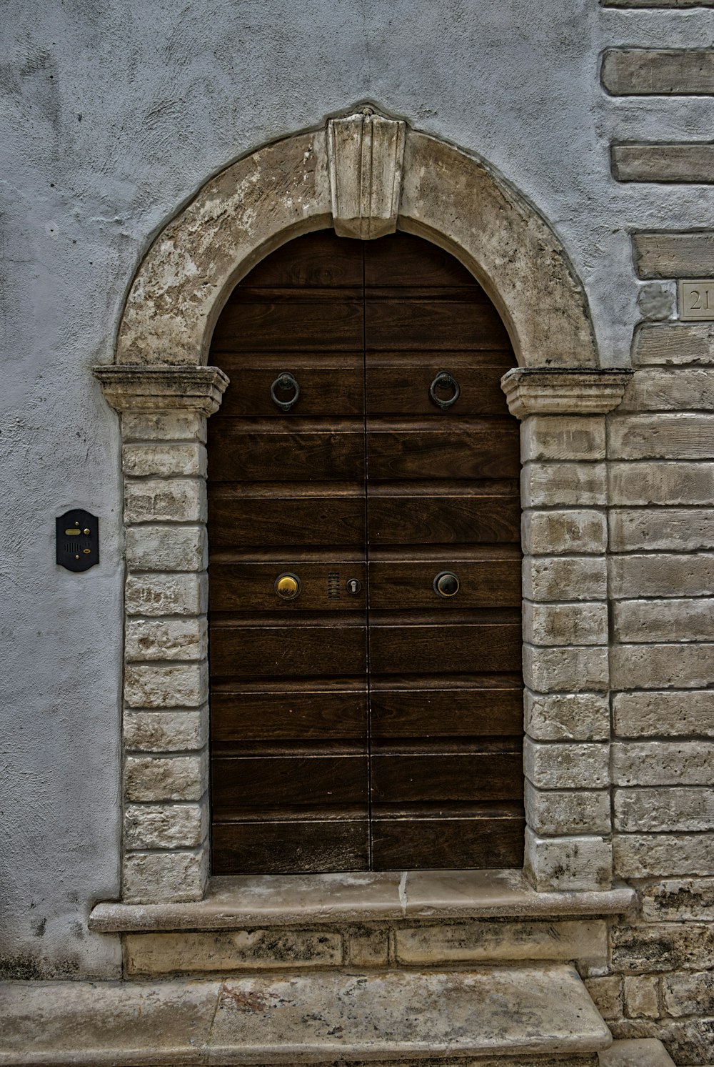 石造りの建物のドア