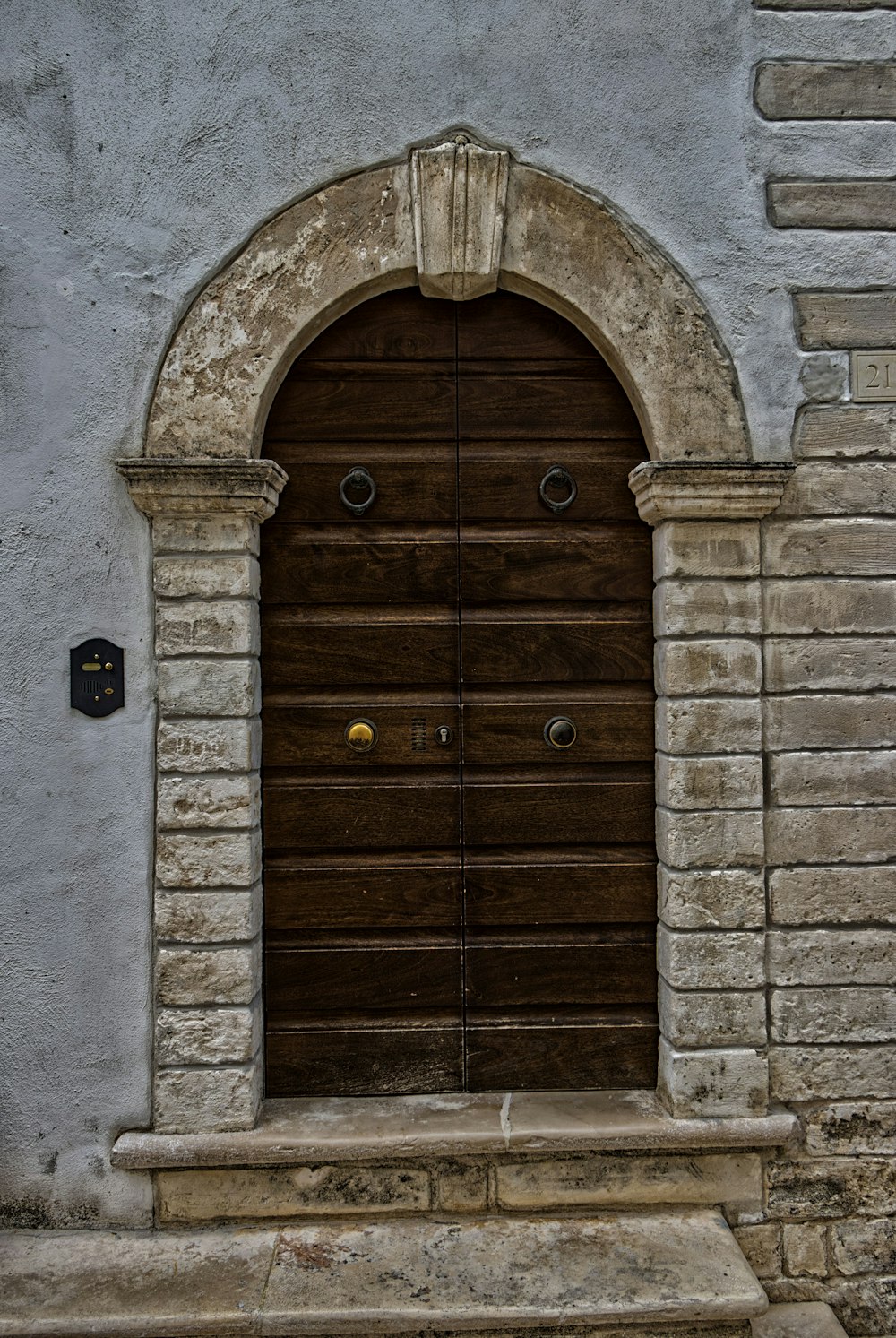 une porte dans un bâtiment en pierre