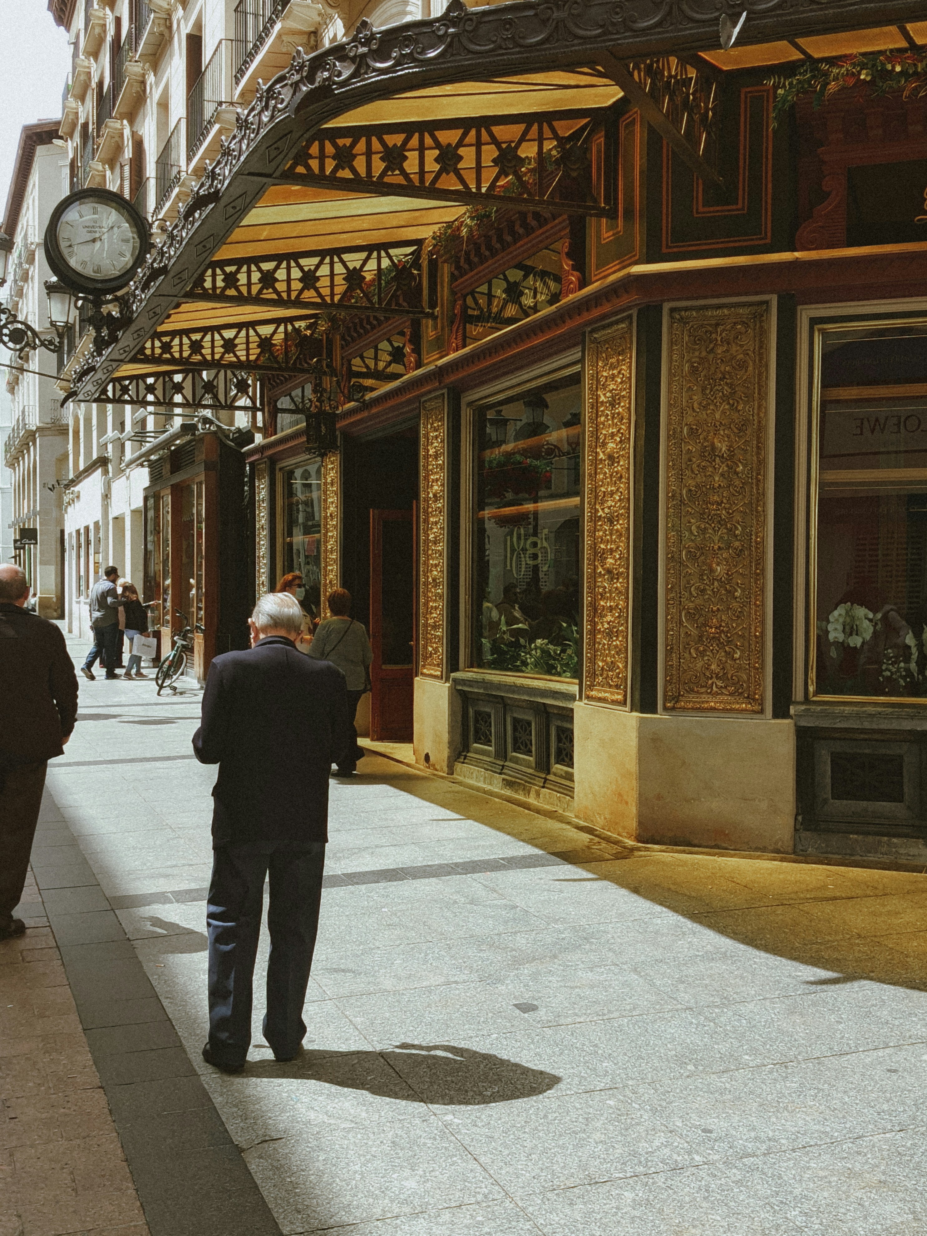 Foto Un hombre caminando por una acera – Imagen Calle gratis en Unsplash