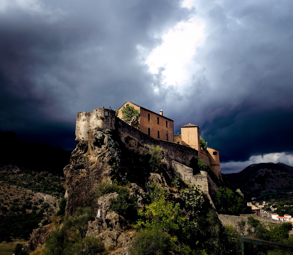 Un castillo en una colina rocosa