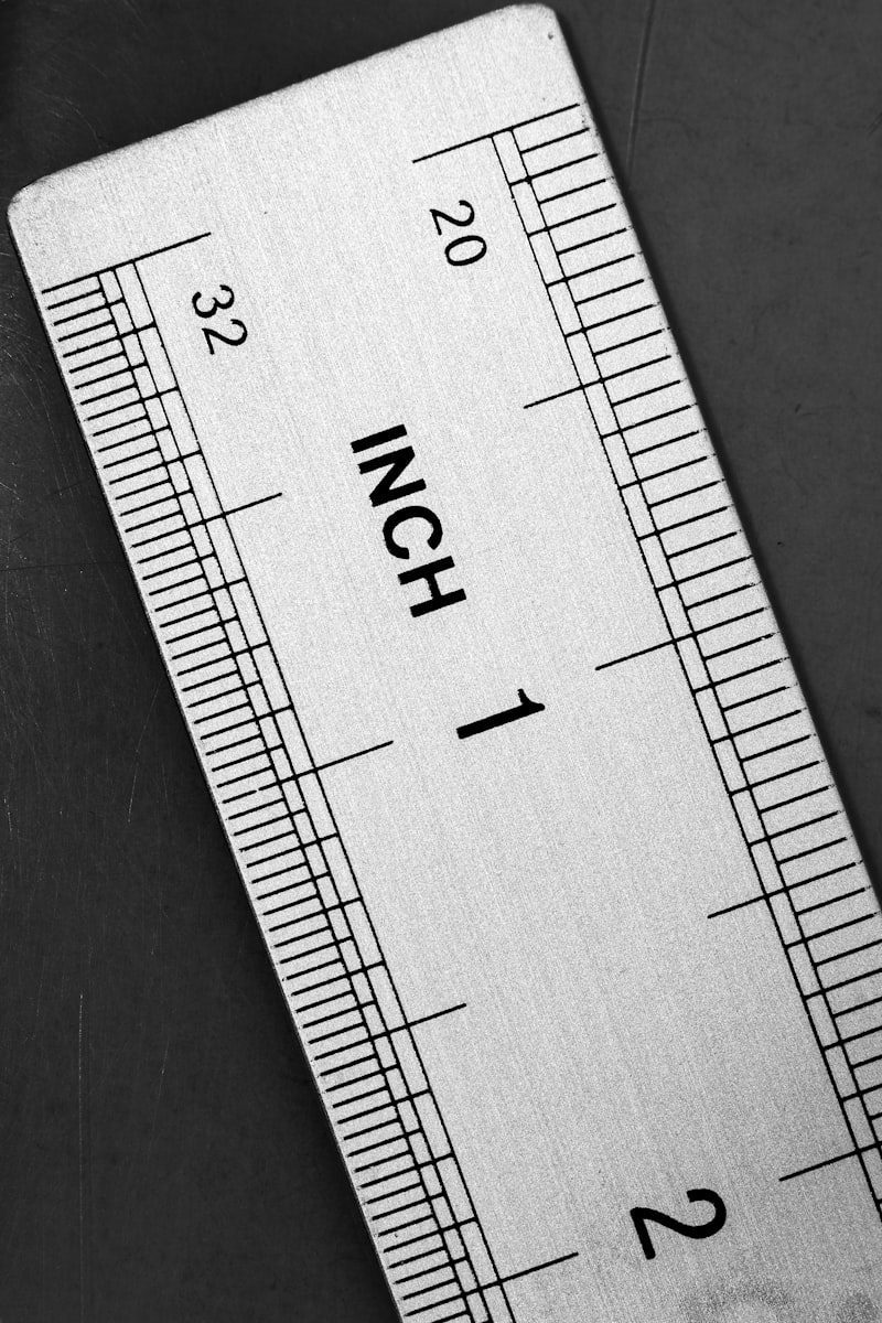 Technische schetsen en diagrammen op papier.