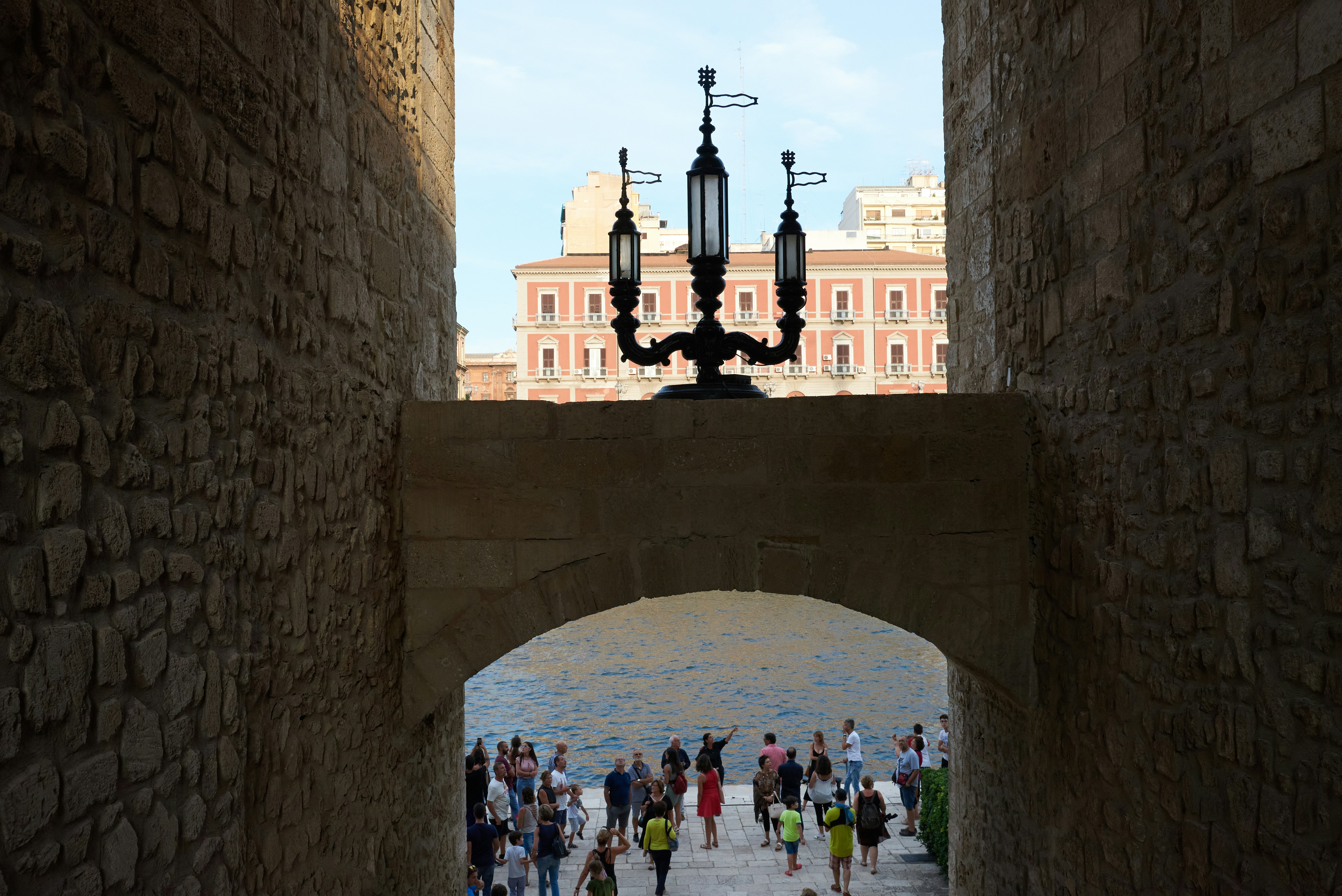 Un gruppo di persone che camminano su un ponte
