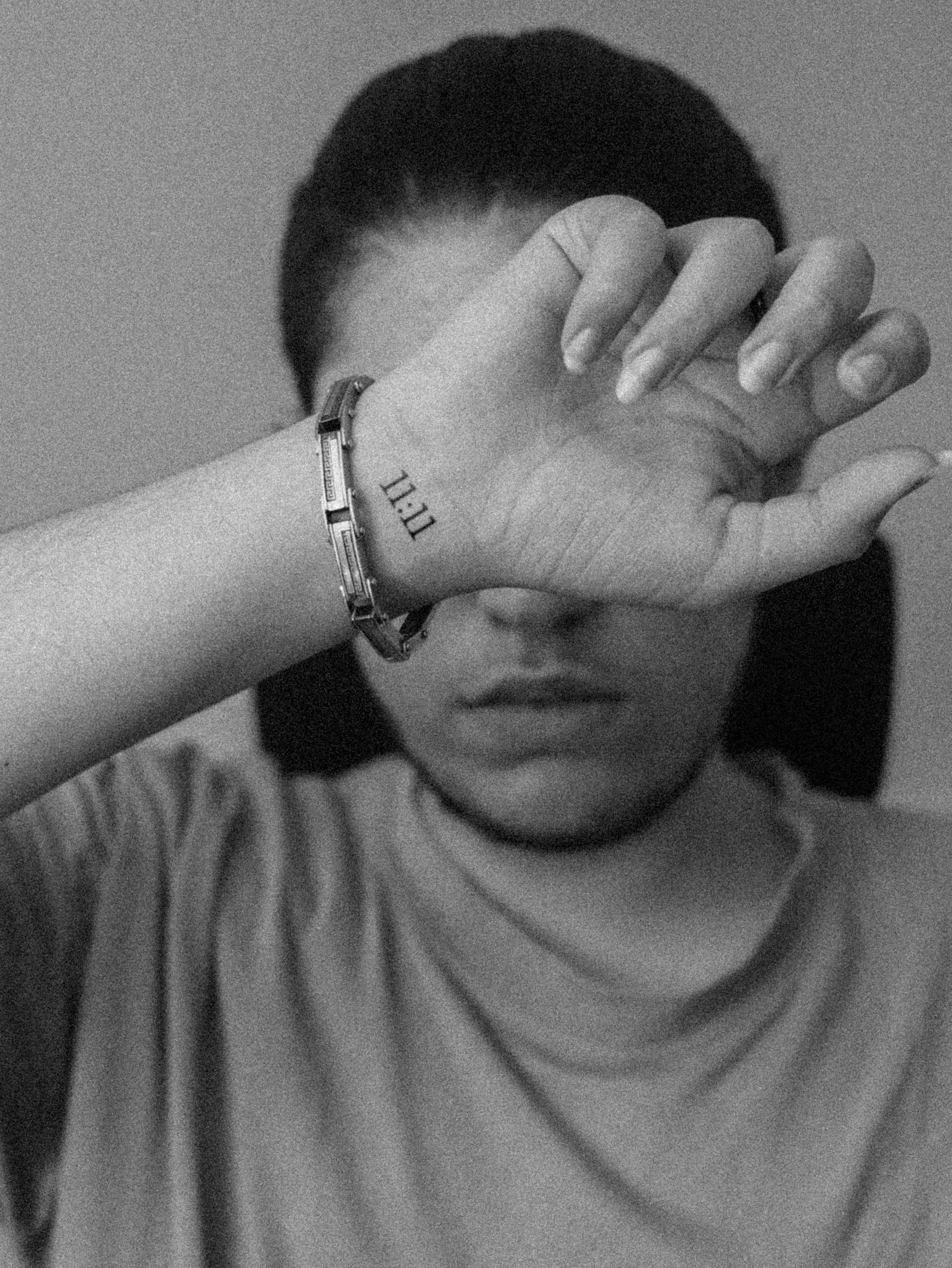 a person holding the hand up
