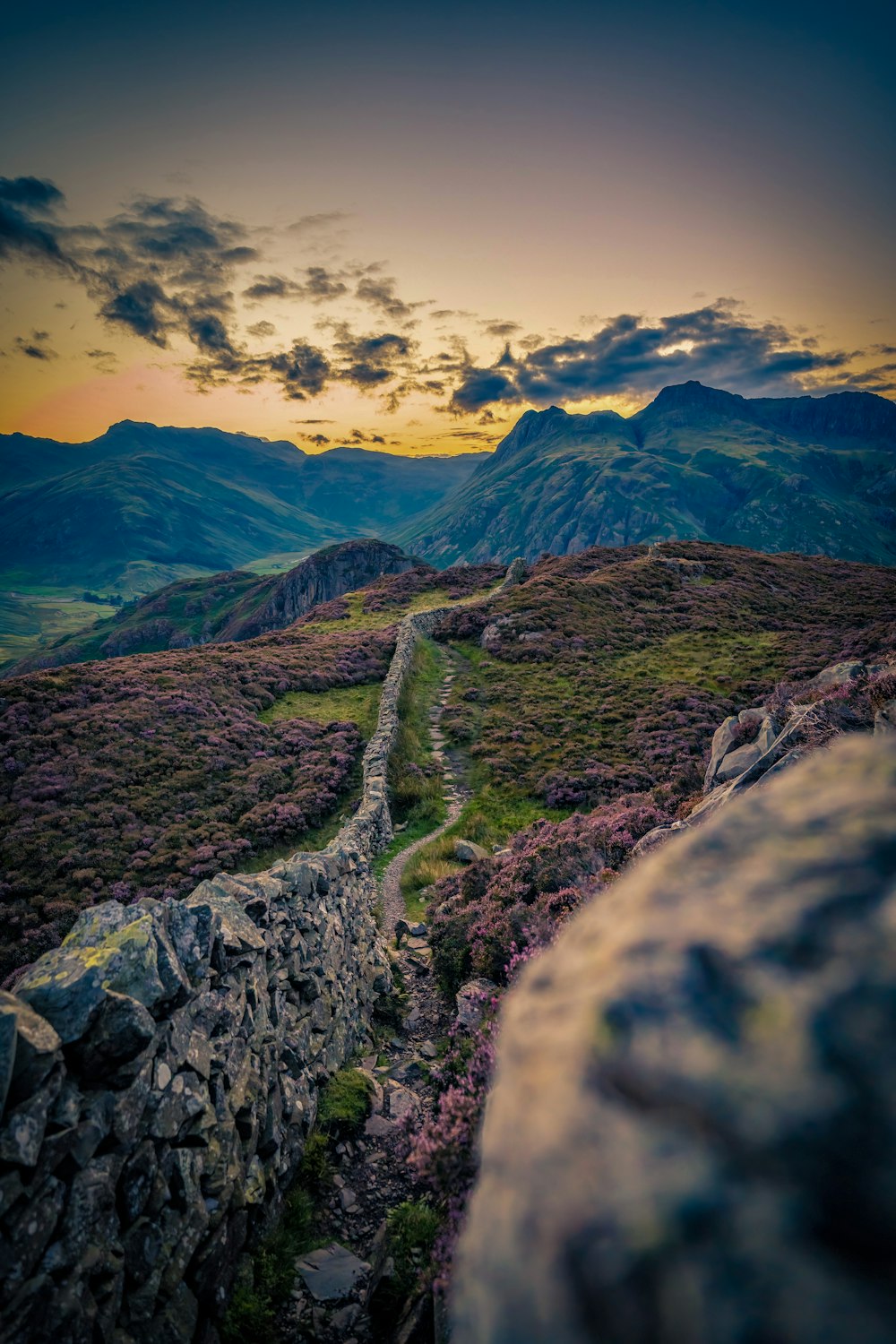 Una strada tortuosa attraverso una valle