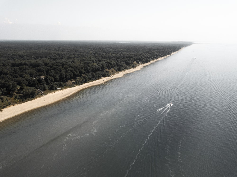 una strada con una linea di linee bianche su di essa