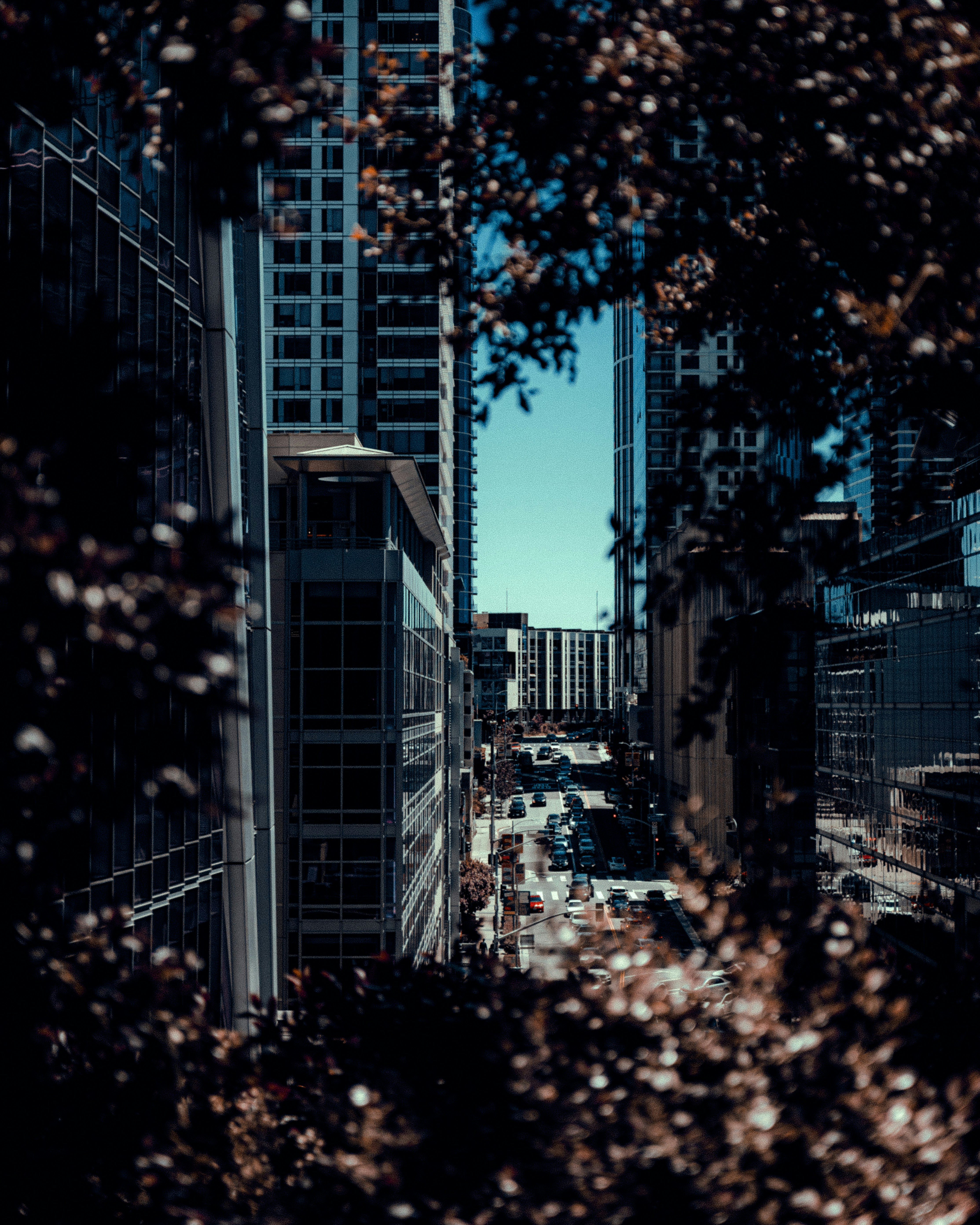 Eine Gruppe von Personen außerhalb eines Gebäudes