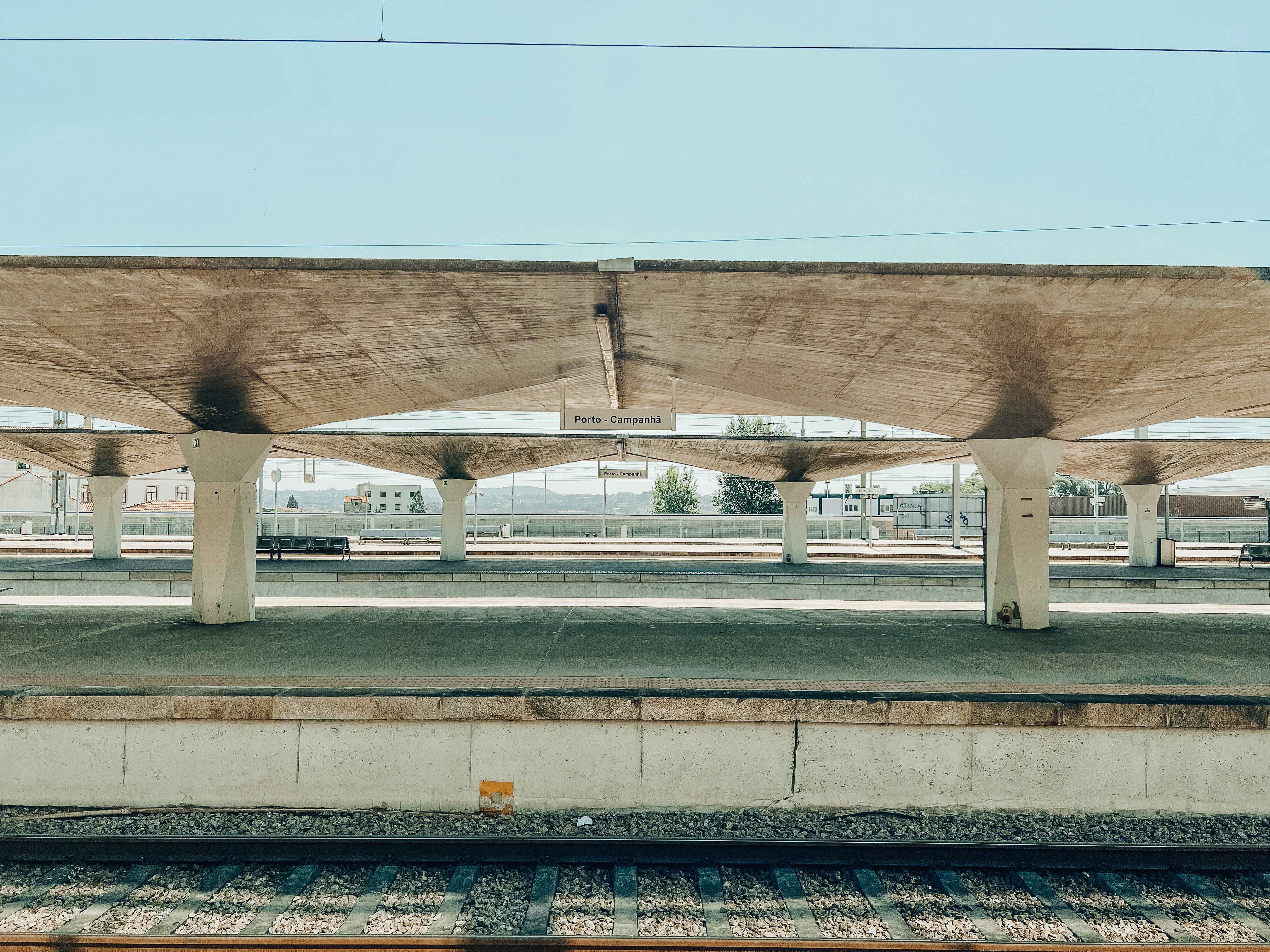 una vía de tren bajo un puente