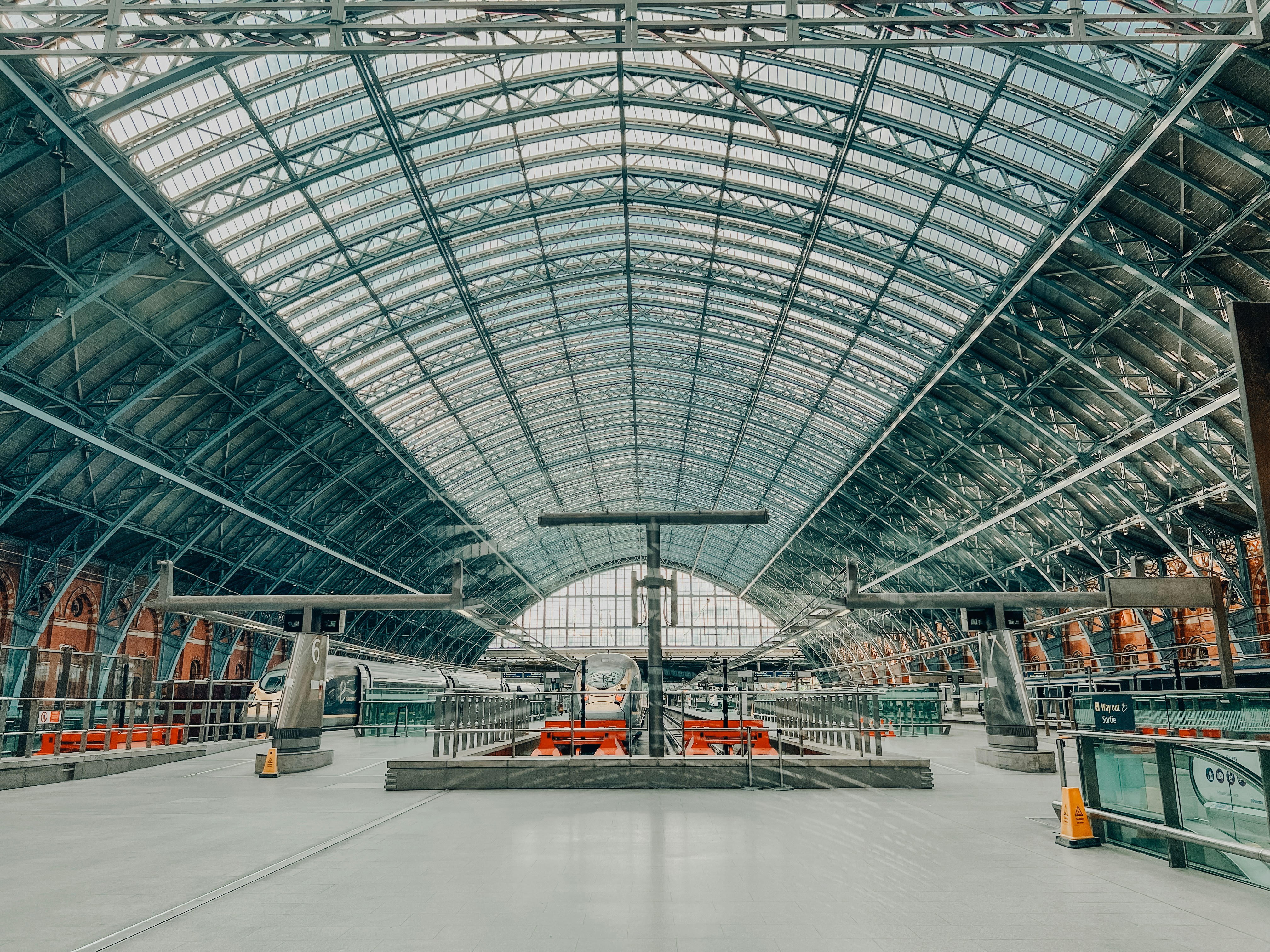 un gran almacén con un gran techo de cristal con la estación de tren de St Pancras al fondo