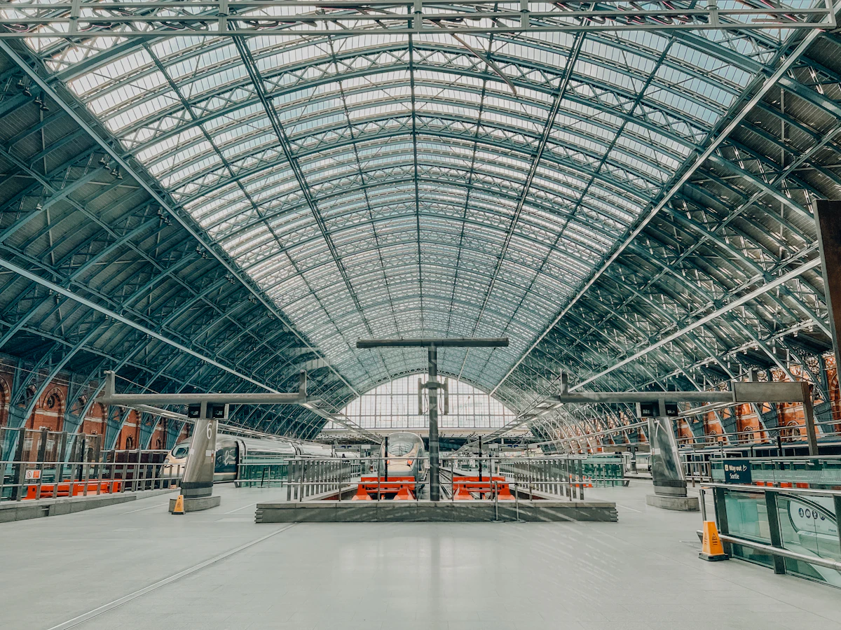 Glazen overkapping van station St Pancras in Londen