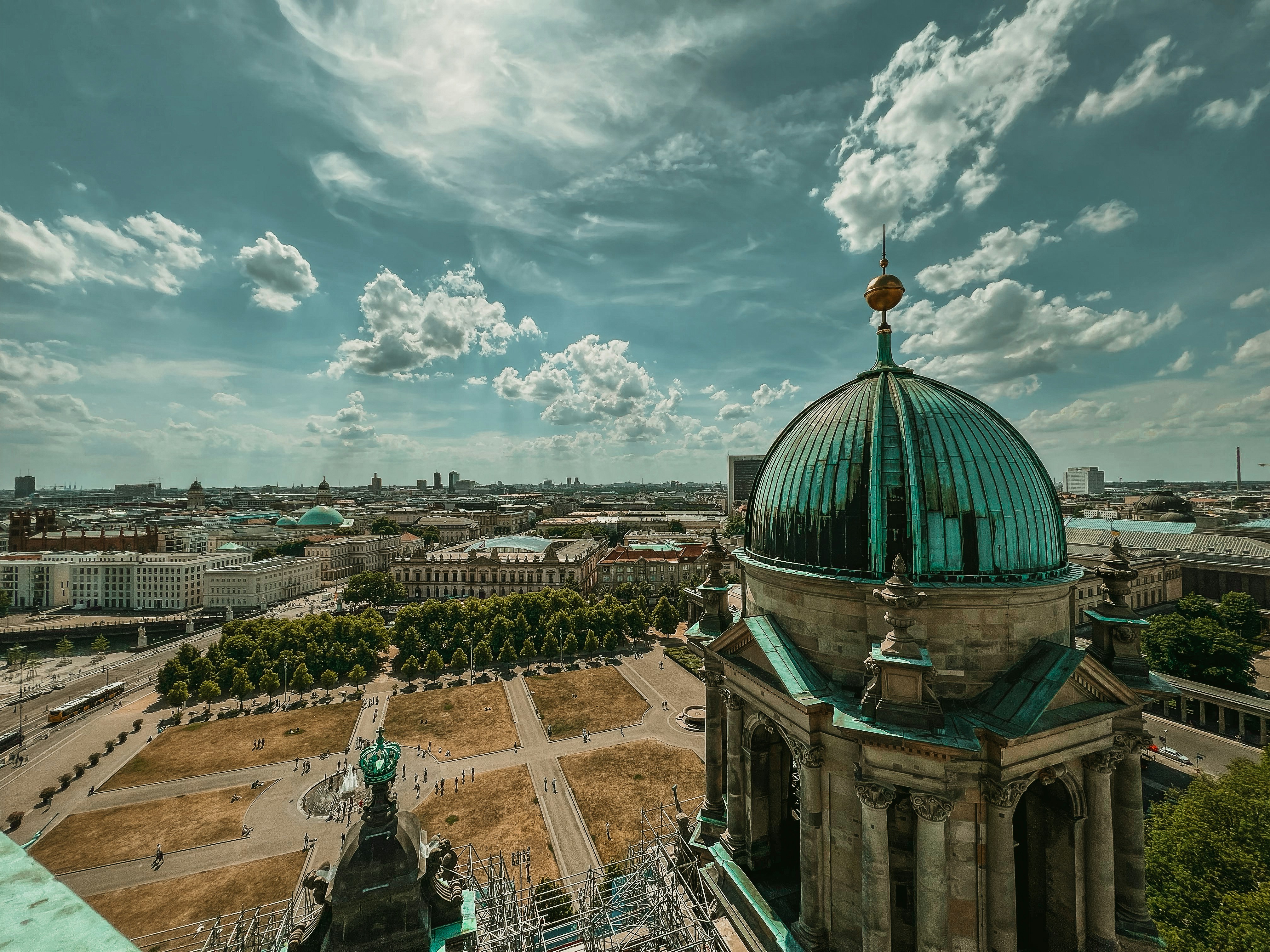 Un gran edificio con techo verde