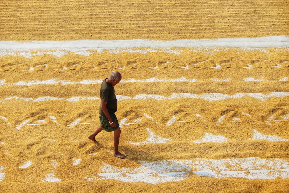 Un uomo che cammina su una spiaggia