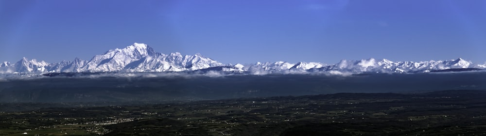 Una catena montuosa innevata