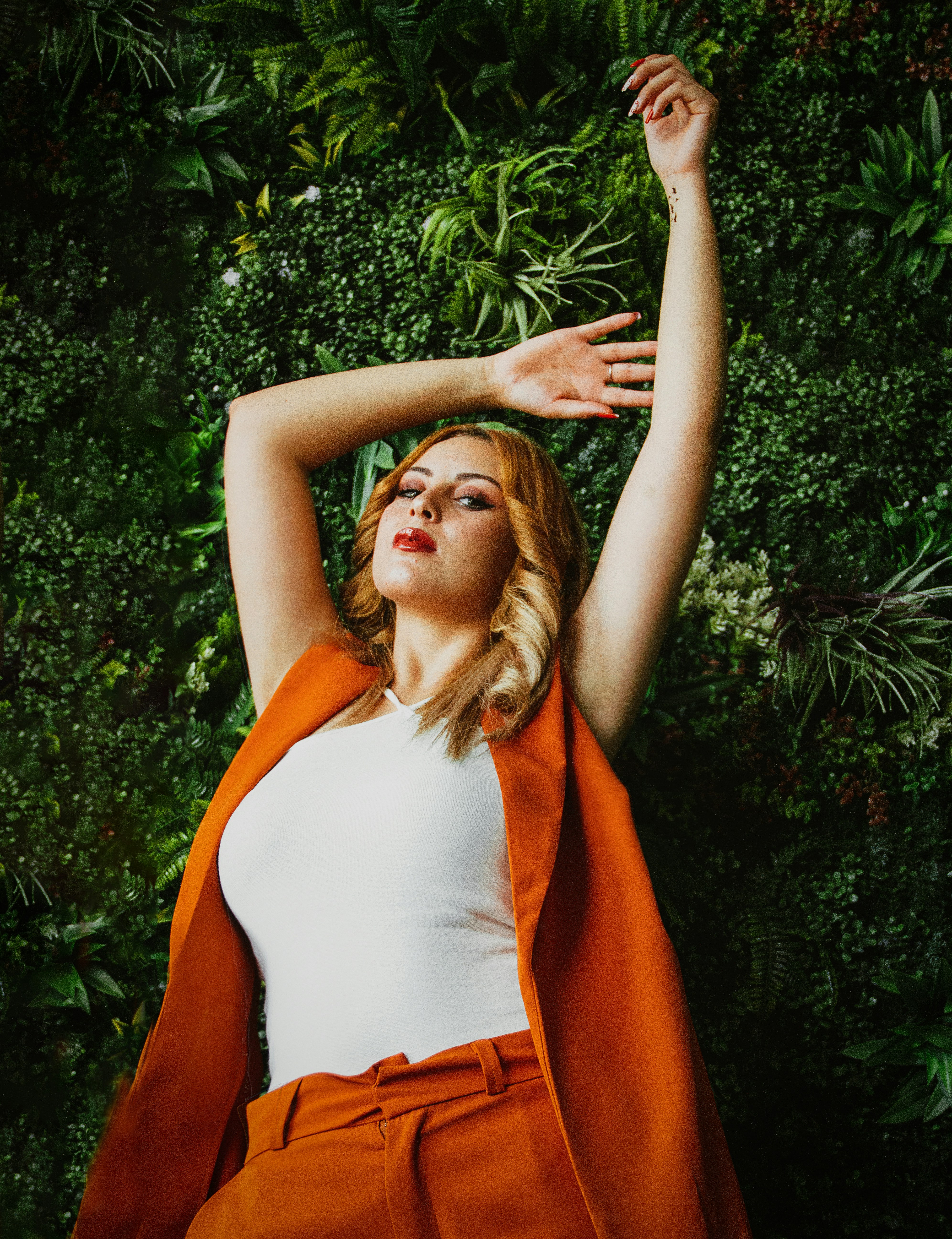 Una mujer con los brazos levantados