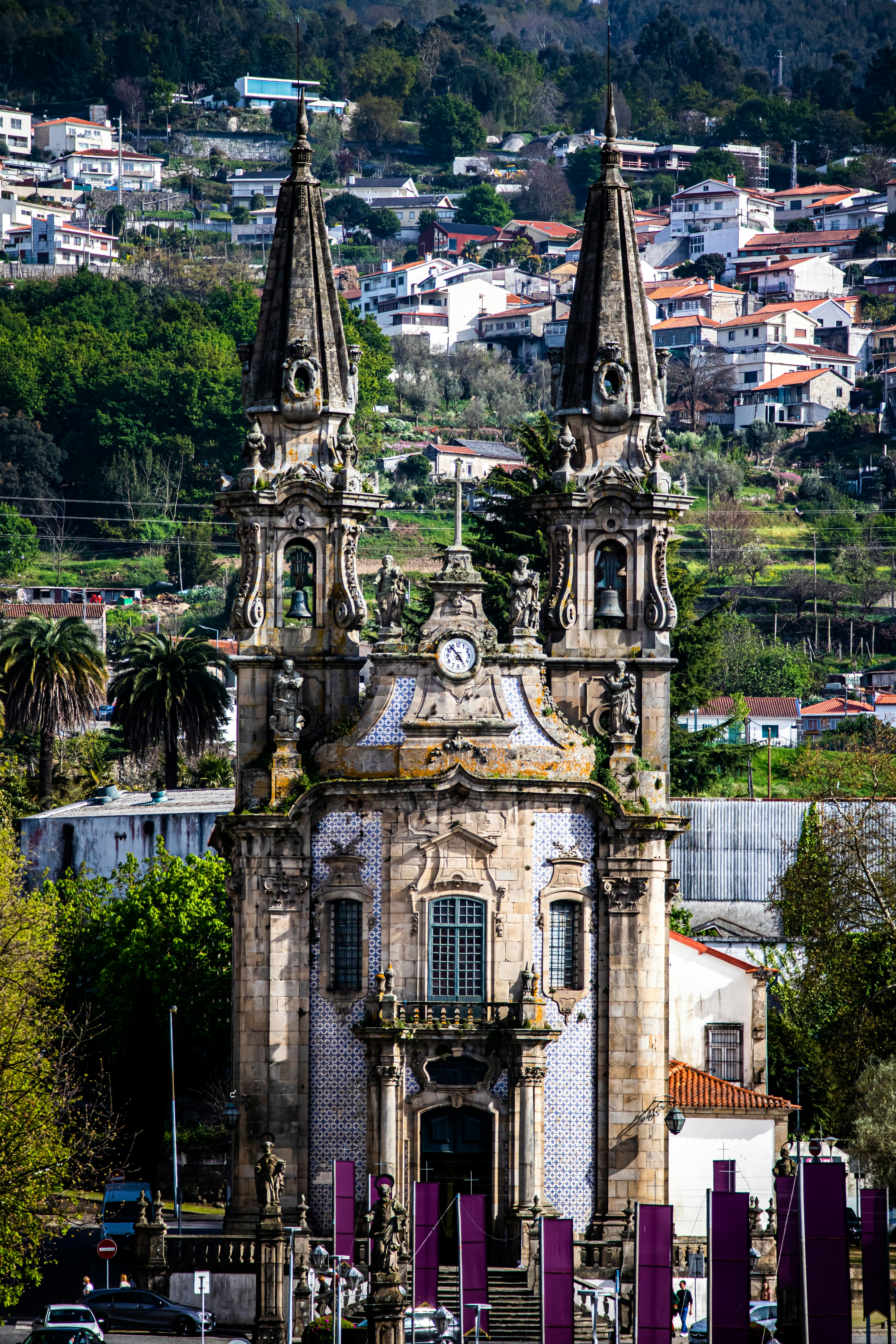 un grande edificio con una torre dell'orologio