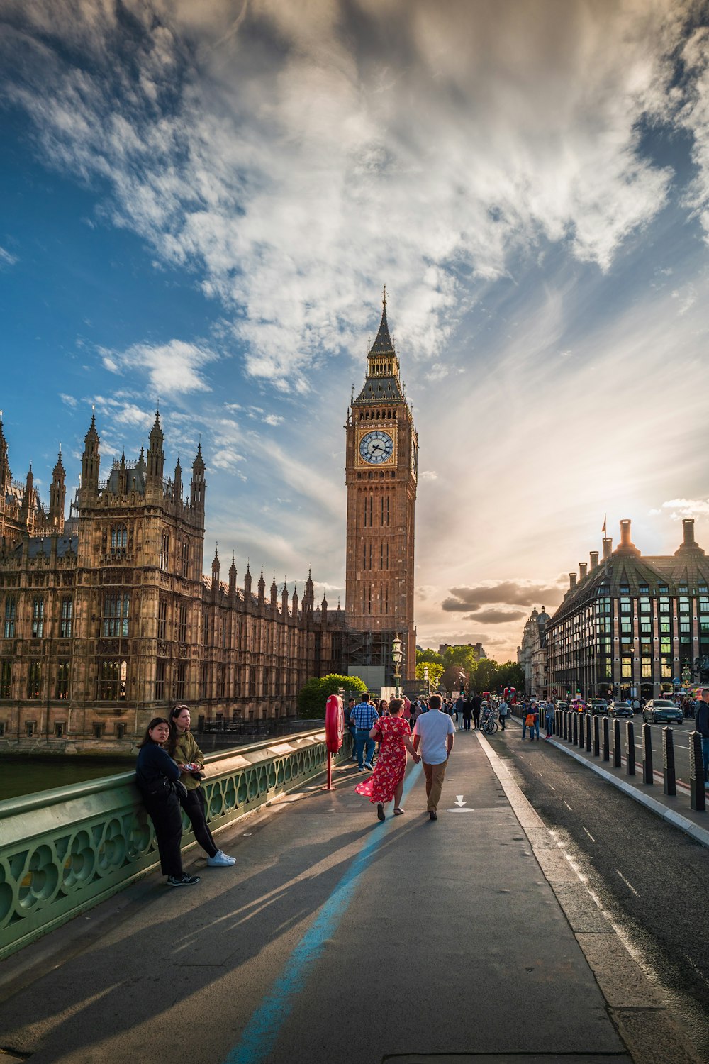 Una torre dell'orologio in una città