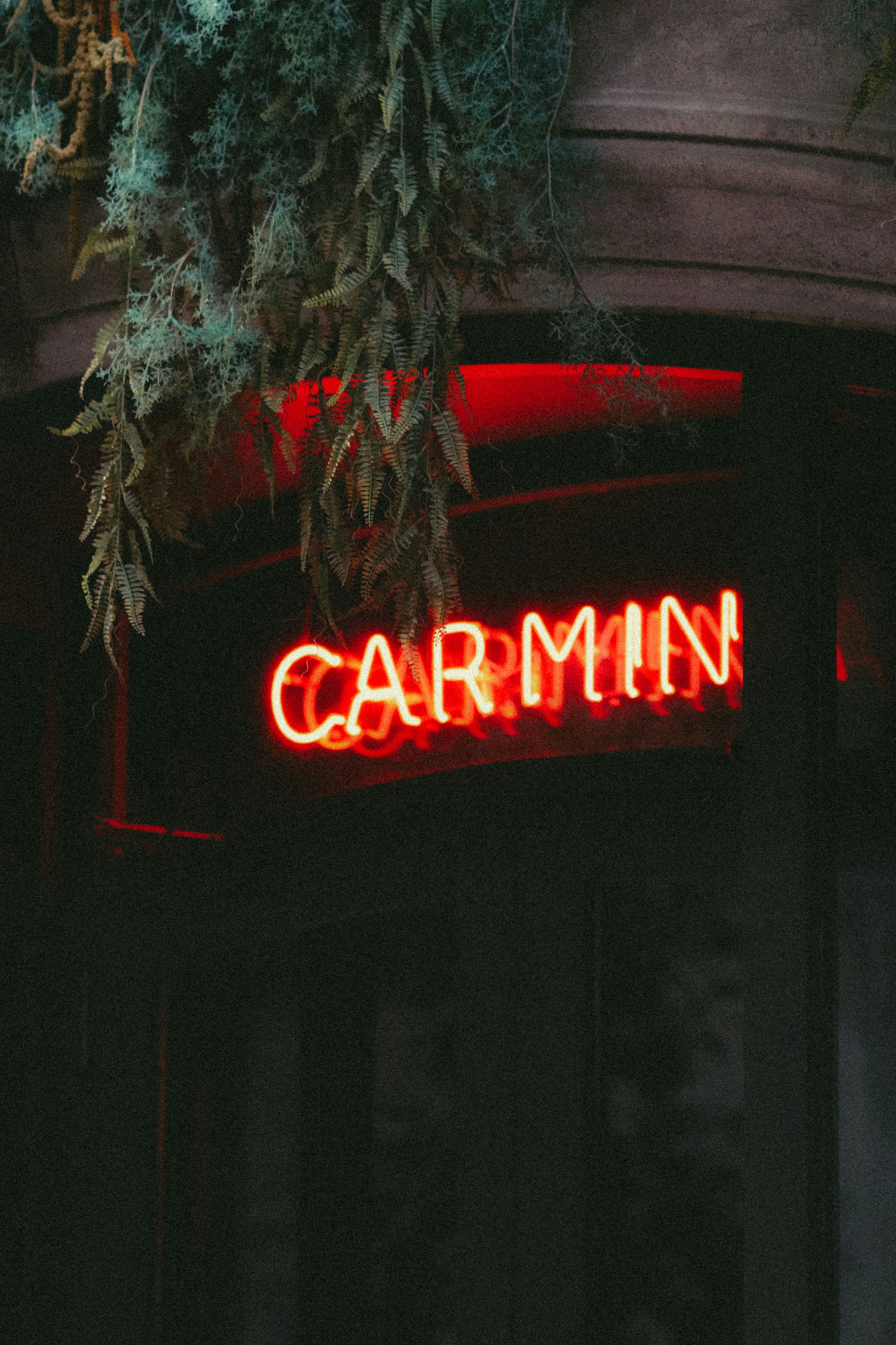 Un'insegna al neon su una finestra
