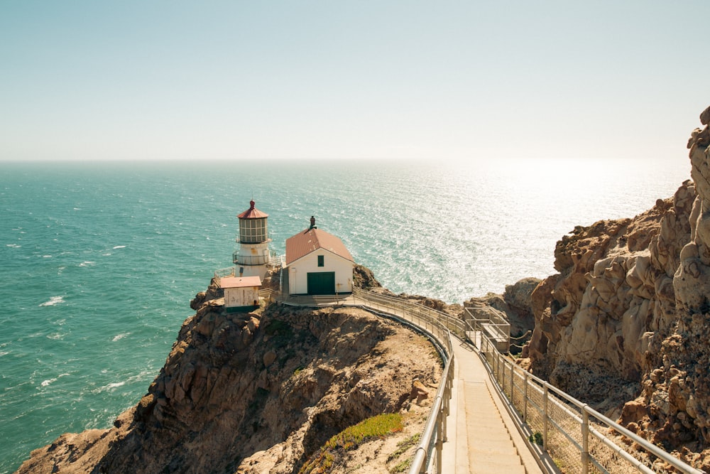 Un phare sur une falaise au-dessus de l’océan